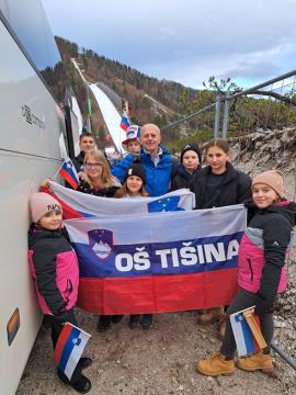 Ravnatelj OŠ Tišina in POŠ Gederovci Janko Durič z učenci iz Gederovcev